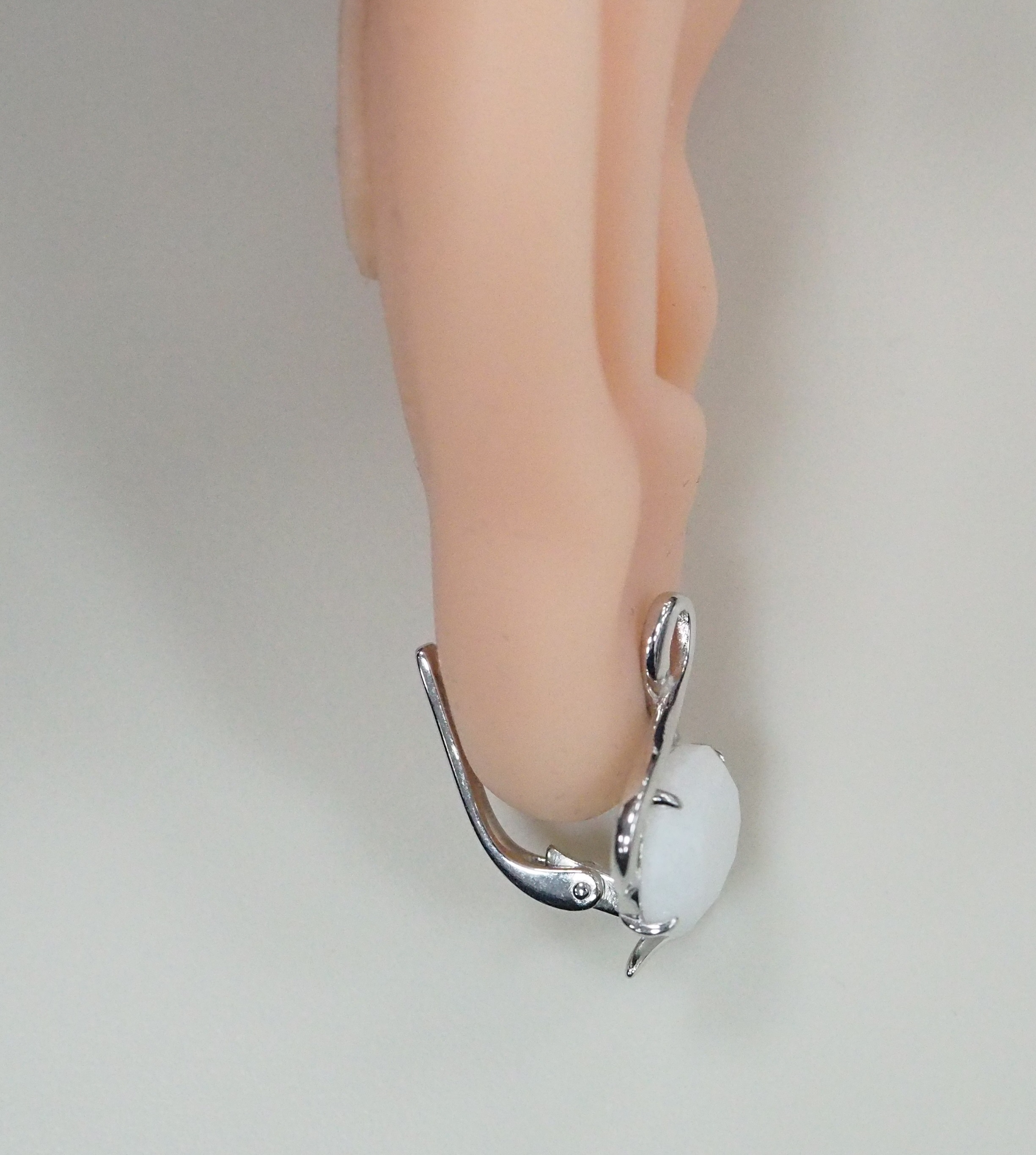 Серебряные серьги с белыми нефритами